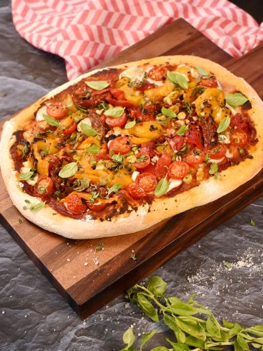 Pizza végétarienne aux légumes grillés et aux herbes